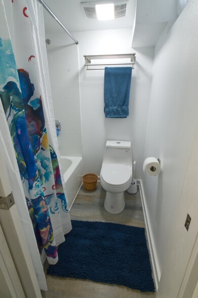 bathing rooms - 4157 SE Brooklyn St