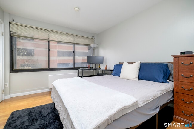 Building Photo - 300 Broad St