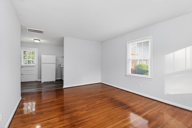 Building Photo - Spring Rent Special on this Adorable Two Bedroom Apartment Near Cotswold!
