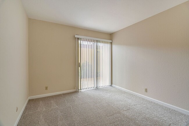 Building Photo - 2 Bedroom, 2 Bath Home with Bonus Room