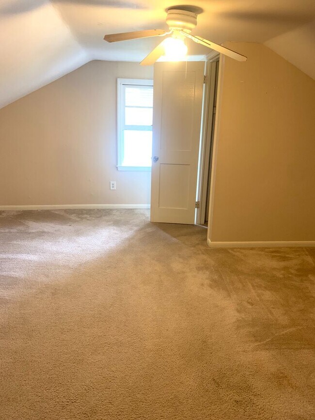 Building Photo - 4 bedroom single-family house near Cameron...