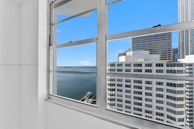 Building Photo - 801 Brickell Bay Dr