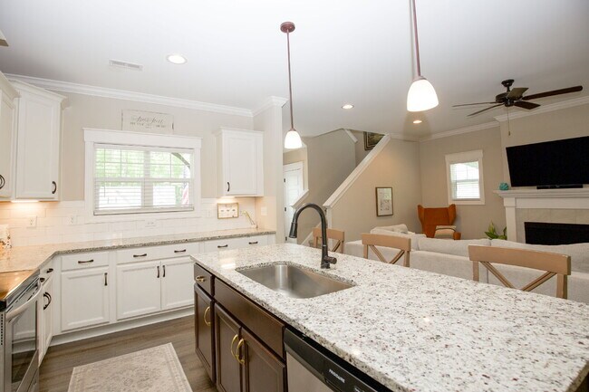 Building Photo - "Charming 4-Bedroom Retreat with Fireplace and 3 Full Baths in Aberdeen!"