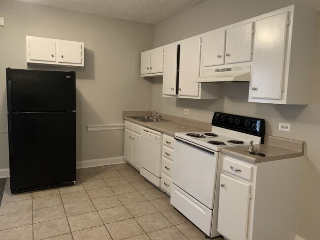 Building Photo - 2 Bedroom 1  Bath Apartment
