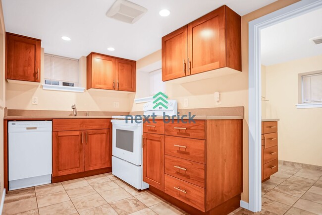 Building Photo - Charming 1-bedroom, 1-bathroom unit in Gre...