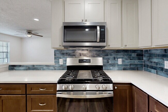 Building Photo - 3/2 Move-In Ready with Washer, Dryer, Refrigerator & Lawn Care Included!