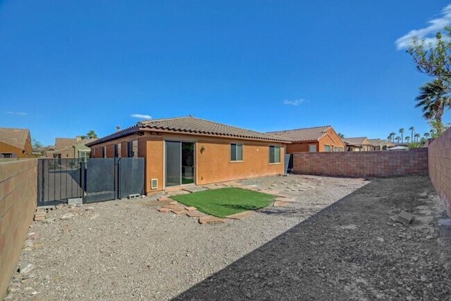 Building Photo - BEAUTIFUL 4 BEDROOM HOME IN GUARD GATED COMMUNITY!