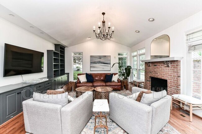 Building Photo - 641 Meade Dr SW