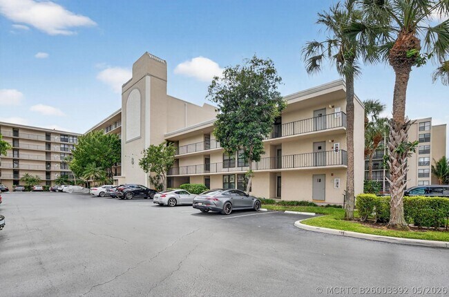 Building Photo - 8 Royal Palm Way