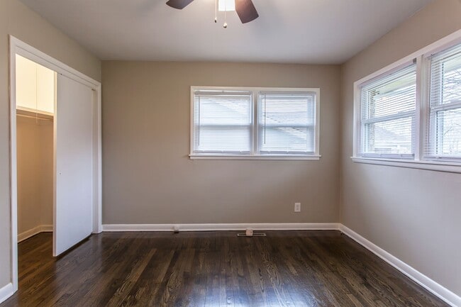 Building Photo - Gorgeous 3 Bedroom Home located near the new HYVEE!
