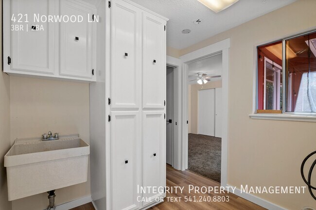 Building Photo - 421 Norwood Ln