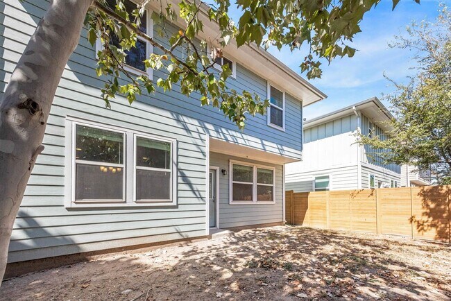 Building Photo - Modern 3-Bed, 2.5-Bath Home with Fenced Ya...