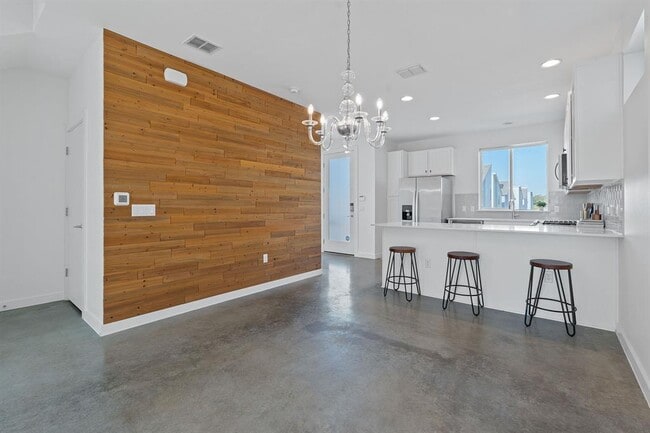 Building Photo - 801 N Bluff Dr