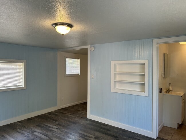 Building Photo - 211 Burney St