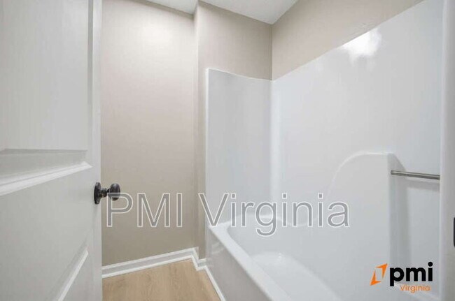 Building Photo - 340 Wells Ct