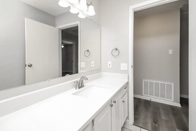 Building Photo - 2435 Country Pl Dr