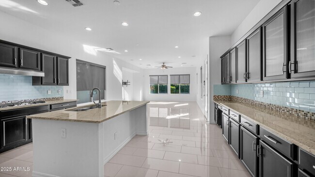 Building Photo - 561 W Yellowstone Way