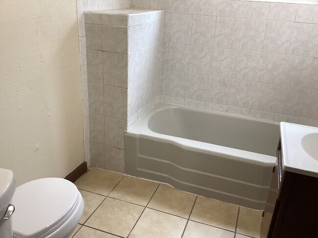 Building Photo - 3 Bedroom Lower Duplex
