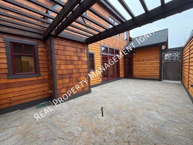 Building Photo - 453 S Pine St