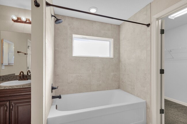 Building Photo - Large 4 Bedroom Rental!