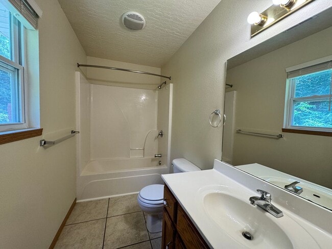 Building Photo - 2 Bedroom, 2 Bathroom Duplex