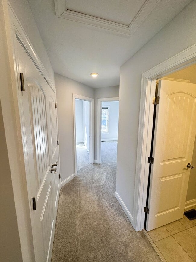 Building Photo - Spacious 3-Level Townhouse