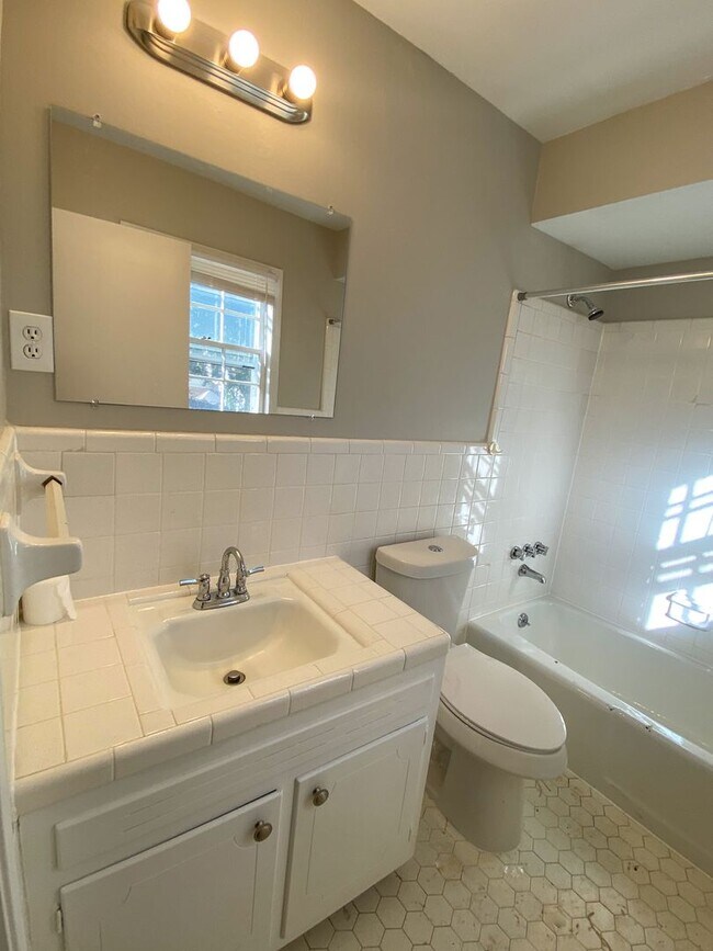 Building Photo - Charming 3 bedroom 2 bath home near Coving...
