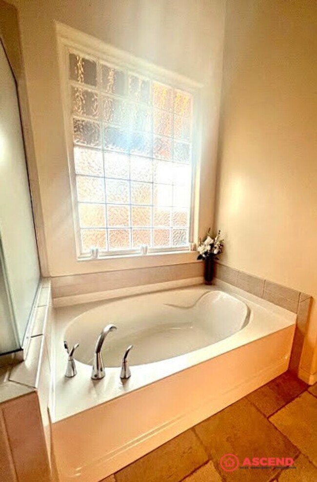 Building Photo - Beautiful Home in the Northwest!