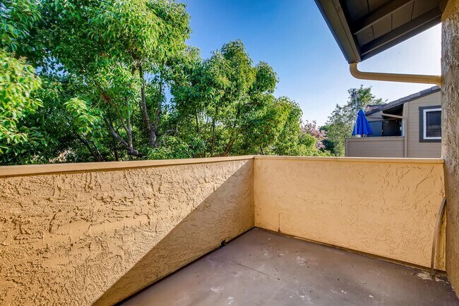 Building Photo - Spacious 2BR/2BA Top-Floor Condo in Gated ...