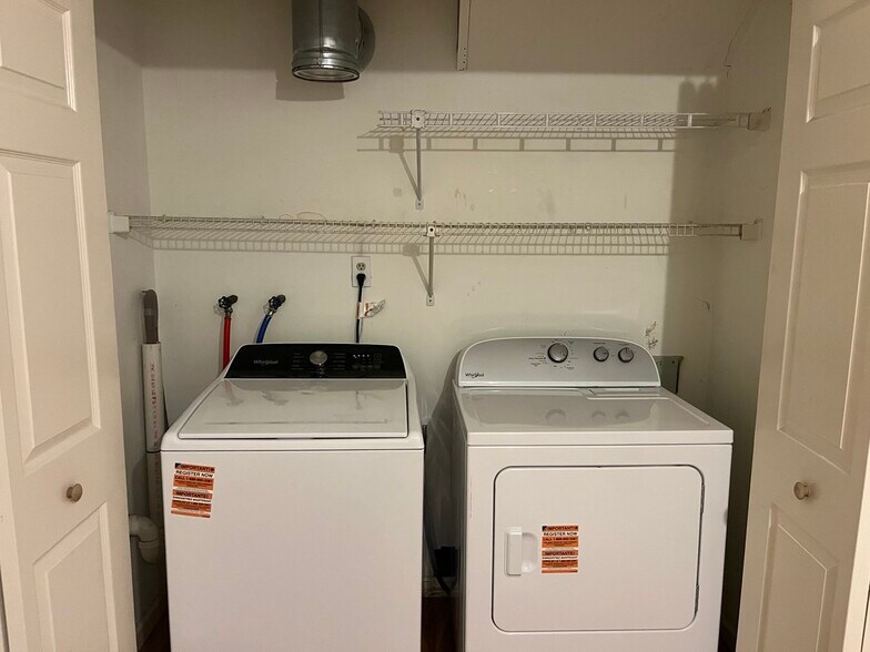 Building Photo - 565 Quaker Ln