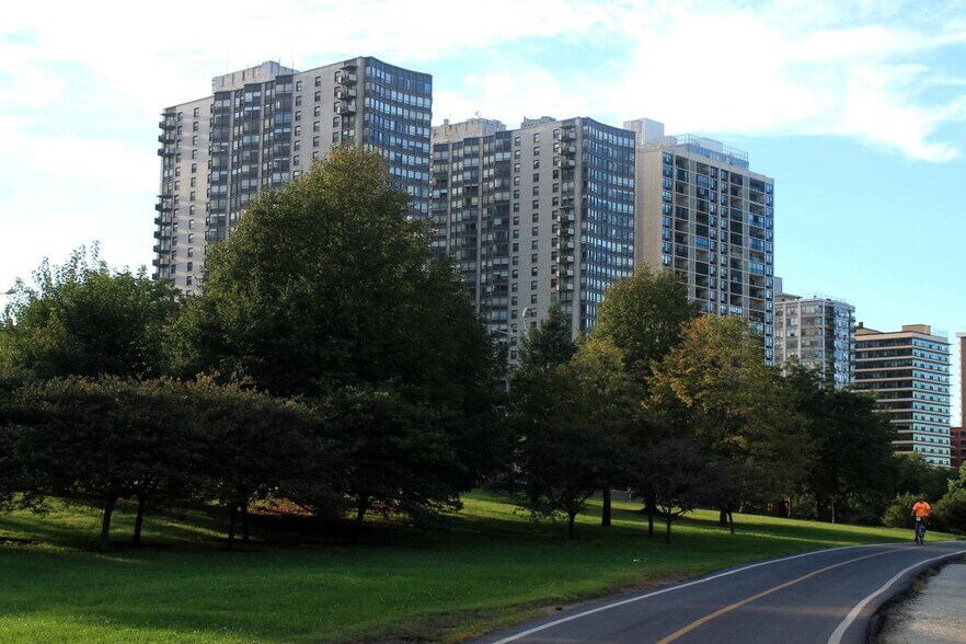 Building 2 - 5701 N Sheridan Rd
