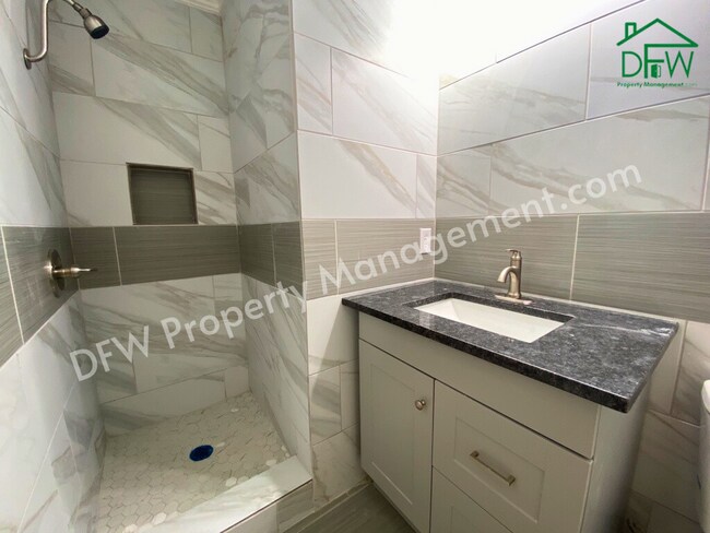 Building Photo - Charming 4 Bedroom 2 Bathroom Home on a Corner Lot in Fort Worth!