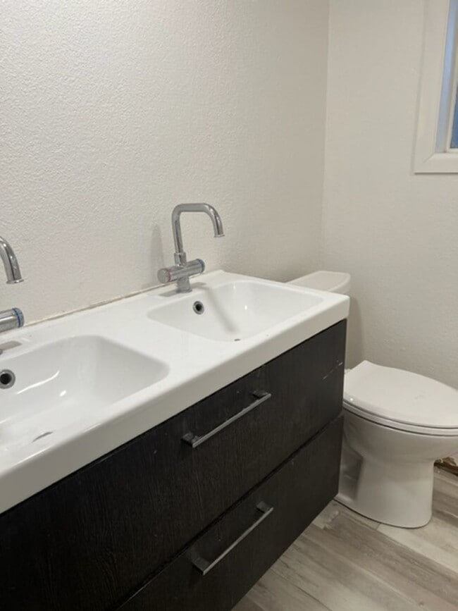 Building Photo - 4 BEDROOM HOME IN SKYWAY!!