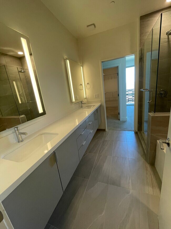 Master bathroom - 572 Hudson Ave