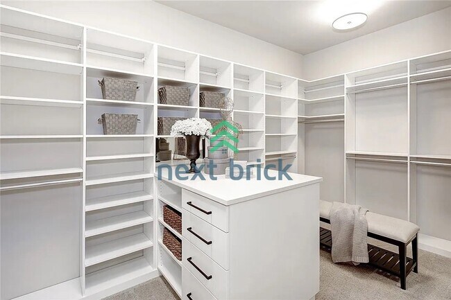 Building Photo - Luxurious 5-Bed, 5-Bath Oasis in Bellevue's Prime Location!