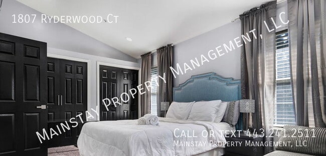 Building Photo - 3 Bedroom Townhome Optionally Furnished!