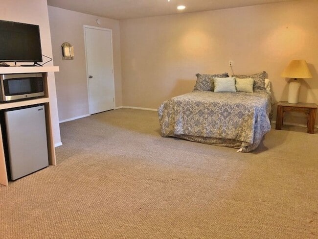 Building Photo - Furnished Studio Apartment - All Bills Paid