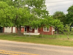 Building Photo - Cute Country Home