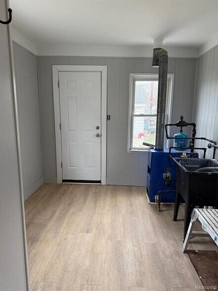 Building Photo - 28243 Schram St