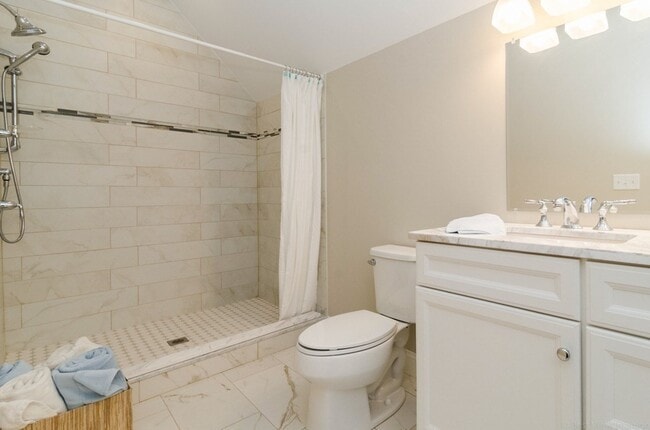 Building Photo - 718 Main St