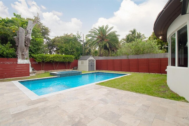 Building Photo - 3722 Royal Palm Ave