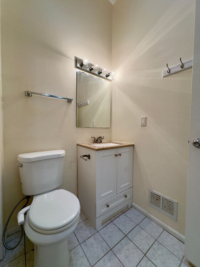 Building Photo - Spacious 4Bed/3.5Bath in Woodlawn