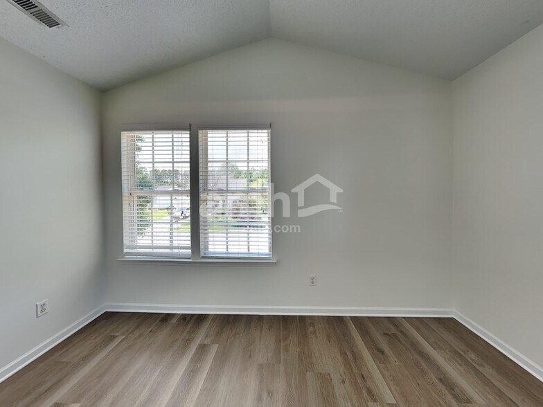 Building Photo - 1001 Great Falls Dr