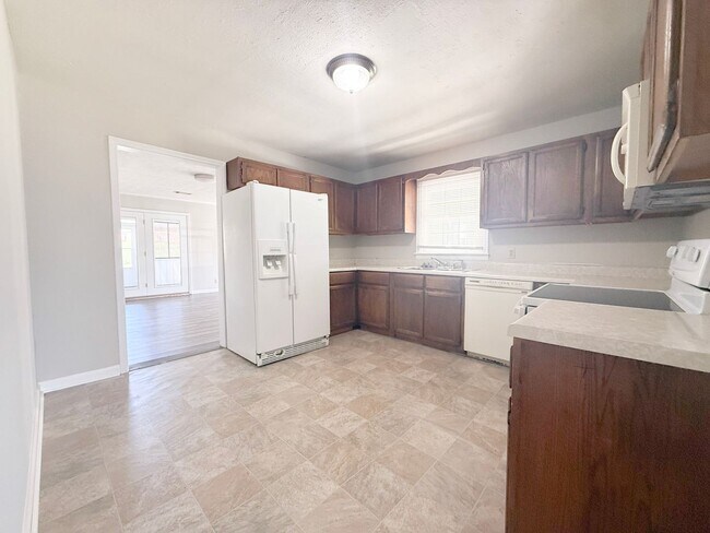 Building Photo - Spacious 3-Bedroom Home with Screened-In Porch and Ample Parking in Cookeville