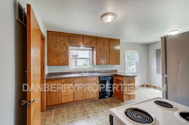 Building Photo - 347 Darrow Ave