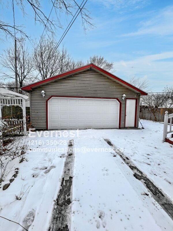 Building Photo - 1858 W 45th St