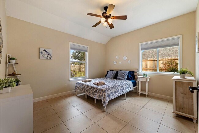 Building Photo - 3701 Del Robles Dr