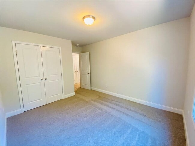 Building Photo - 1093 N Village Dr