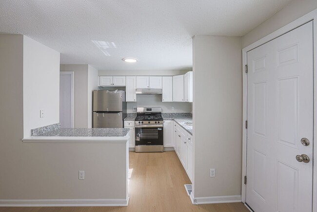 Building Photo - JUST RENOVATED Huge 3 bedroom 3 bathroom t...