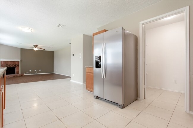 Building Photo - 2700 Peach Dr